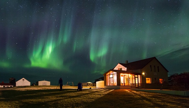 london-traveltips.com, Jakarta - Islandia salah satu negara yang memiliki destinasi wisata populer. Negara ini memiliki beberapa pemandangan unik seperti geyser, pantai berpasir hitam, hingga berburu aurora saat tengah malam.