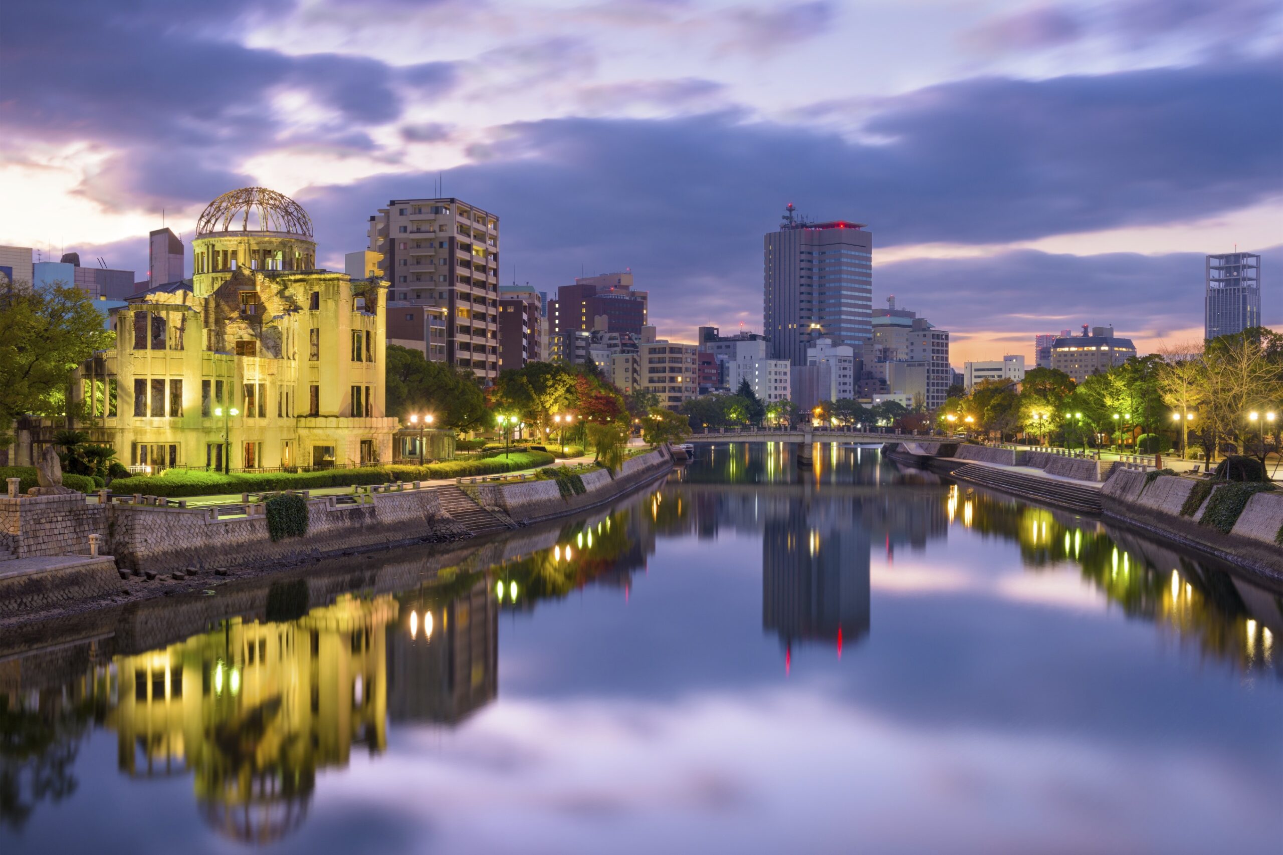 Terutama bagi pemula yang baru pertama kali liburan ke Kota Hiroshima, coba simak hal-hal apa saja yang harus dipersiapkan sejak awal. Takutnya, jika kamu malah kikuk saat sudah sampai di sana dan menyesal karena lupa membeli maupun membawa barang-barang yang sebenarnya sangat dibutuhkan. 