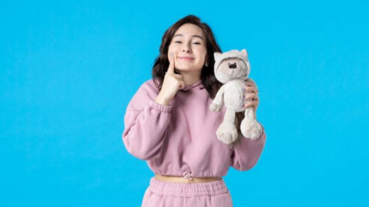 Di Jepang, terdapat hotel unik dan inovatif yang menawarkan pengalaman menginap yang berbeda dari biasanya, salah satunya adalah hotel yang menyediakan tempat tidur dan jubah mandi khusus untuk boneka. Hotel semacam ini biasanya dikenal sebagai hotel tematik yang menargetkan pecinta boneka, kolektor, atau mereka yang mencari pengalaman menginap yang personal dan penuh kehangatan.