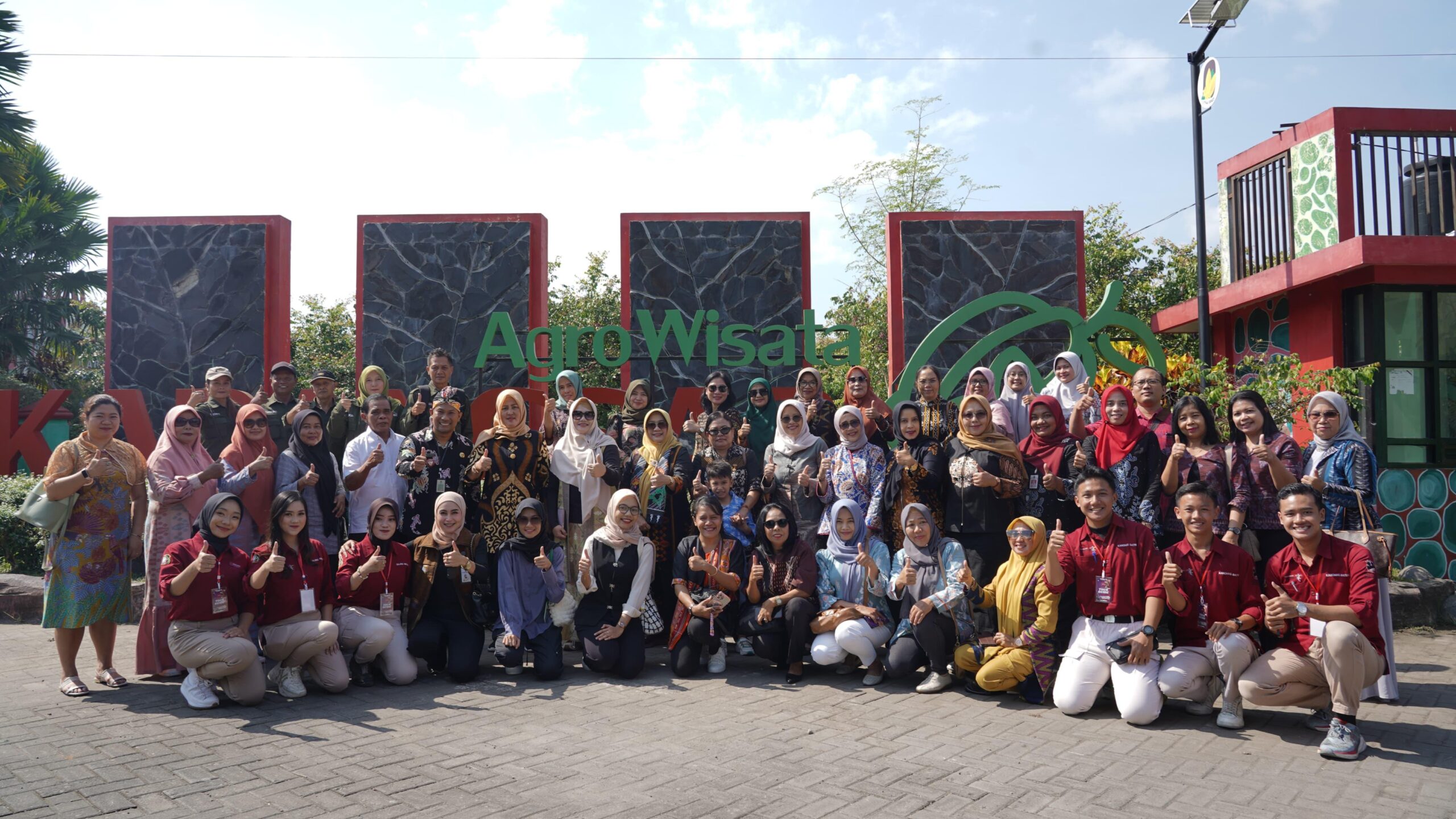 Sebagai bagian dari rangkaian acara Rapat Kerja (Raker) Komwil IV APEKSI, kota Blitar menjadi destinasi utama untuk menggelar City Tour yang menarik dan penuh edukasi. Acara ini diikuti oleh tamu dari berbagai daerah yang hadir untuk mempererat silaturahmi sekaligus mengenalkan kekayaan budaya dan potensi kota Blitar.