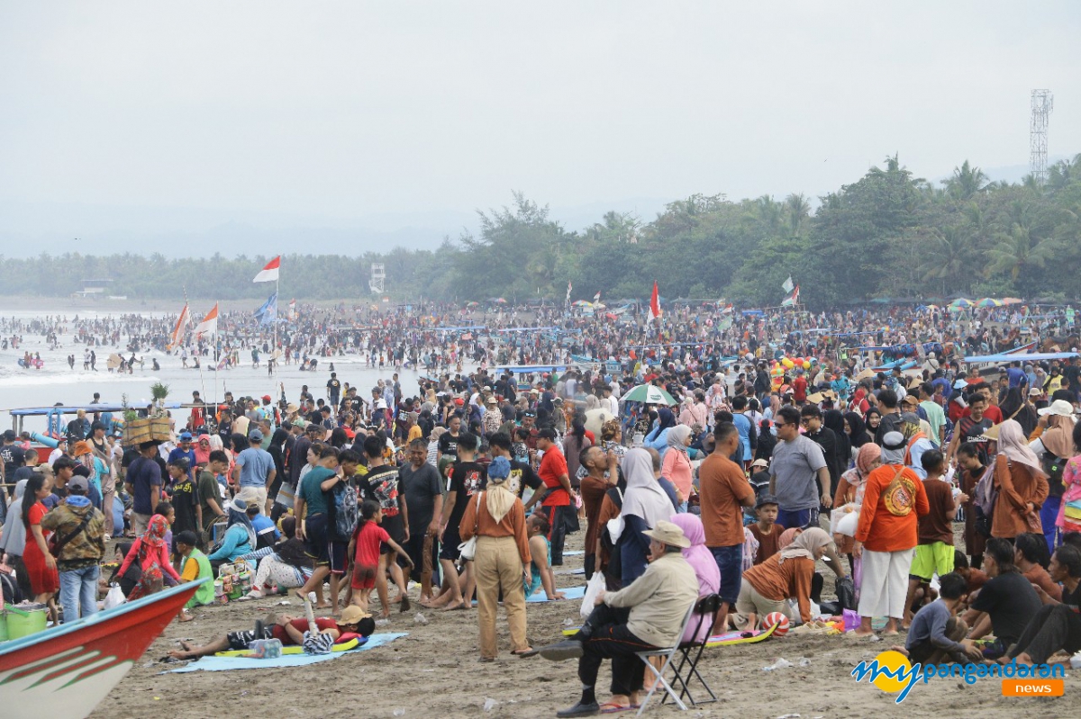 Pantai Barat Pangandaran kembali dipenuhi oleh ribuan wisatawan yang datang untuk menikmati liburan. Para pengunjung terlihat menikmati berbagai aktivitas seperti berenang, bermain pasir, dan berselancar. 