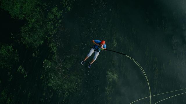 Tragedi yang menyayat hati terjadi di sebuah destinasi wisata bungee jumping yang populer di Indonesia, menelan dua nyawa sekaligus, yaitu seorang ibu dan kedua anaknya. Kejadian tragis ini memunculkan keprihatinan mendalam tentang keselamatan dalam berwisata dan pentingnya pengawasan yang ketat di tempat-tempat ekstrem seperti ini.