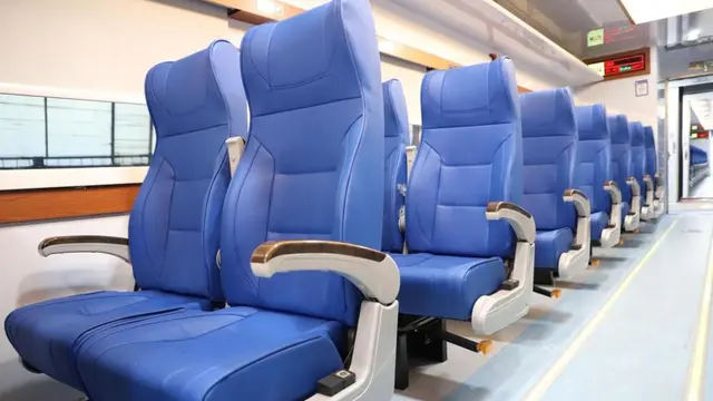 Dalam rangka memperingati ulang tahun ke-80 Kereta Api Indonesia (KAI), PT Kereta Api Indonesia memberikan berbagai inovasi dan penawaran menarik bagi para pengguna jasa kereta api. Salah satu momen bersejarah dan penuh haru adalah kehadiran kabar bahwa Kereta Api Matarmaja akan berhenti menggunakan kursi tegak, sebagai bagian dari upaya meningkatkan kenyamanan penumpang dan modernisasi layanan.