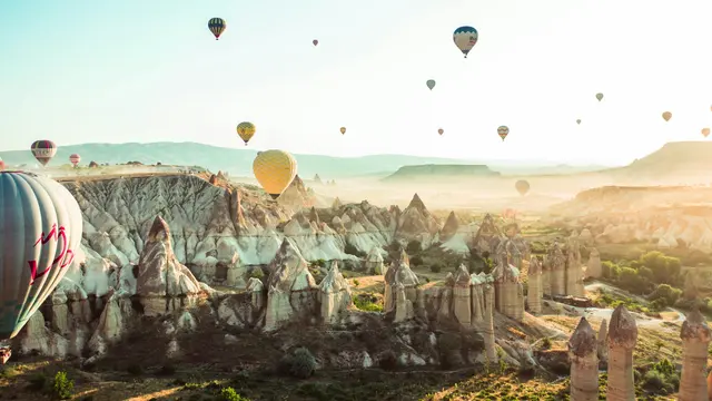 Turkey adalah negara yang kaya akan budaya, sejarah, dan keindahan alam yang menakjubkan. Sebagai jembatan antara Eropa dan Asia, Turkey menawarkan berbagai destinasi yang memukau dan mampu meninggalkan kesan mendalam bagi setiap wisatawan. Berikut adalah delapan tempat terbaik di Turkey yang akan membuat perjalananmu tak terlupakan dan benar-benar memukau.