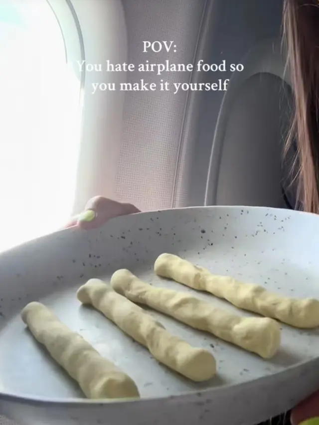 Dunia penerbangan kembali dikejutkan oleh sebuah insiden yang cukup unik dan menghebohkan: seorang penumpang pesawat nekat memasak makanan di dalam kabin selama penerbangan. Kejadian ini tidak hanya menimbulkan kekhawatiran dari segi keamanan, tetapi juga memicu berbagai spekulasi dan diskusi tentang kondisi mental dan perilaku penumpang di era modern ini.