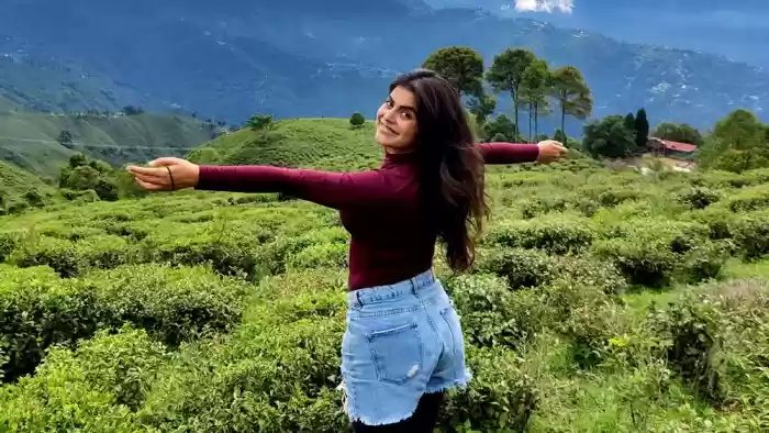 Berikut adalah enam tips traveling hemat ala artis yang bisa membantu Anda tetap menikmati liburan seru meskipun dengan budget terbatas, seperti yang sering diungkapkan oleh para artis dalam berbagai wawancara dan pengalaman mereka: