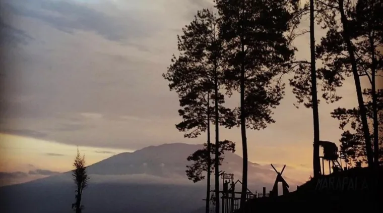Puncak Pato adalah destinasi wisata alam yang menawarkan pengalaman tak terlupakan bagi para pecinta petualangan dan keindahan alam. Terletak di daerah pegunungan yang diapit oleh hamparan hijau dan udara segar, Puncak Pato menjadi pilihan ideal untuk melarikan diri dari hiruk pikuk kota dan menyatu dengan alam.