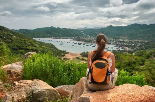 Traveling sendirian bagi perempuan bisa menjadi pengalaman yang menyenangkan dan penuh pembelajaran. Namun, tentu saja ada tantangan dan risiko yang perlu diwaspadai agar perjalanan tetap aman dan nyaman. Berikut adalah beberapa tips penting yang dapat membantu perempuan menjalani perjalanan sendiri dengan lebih aman.