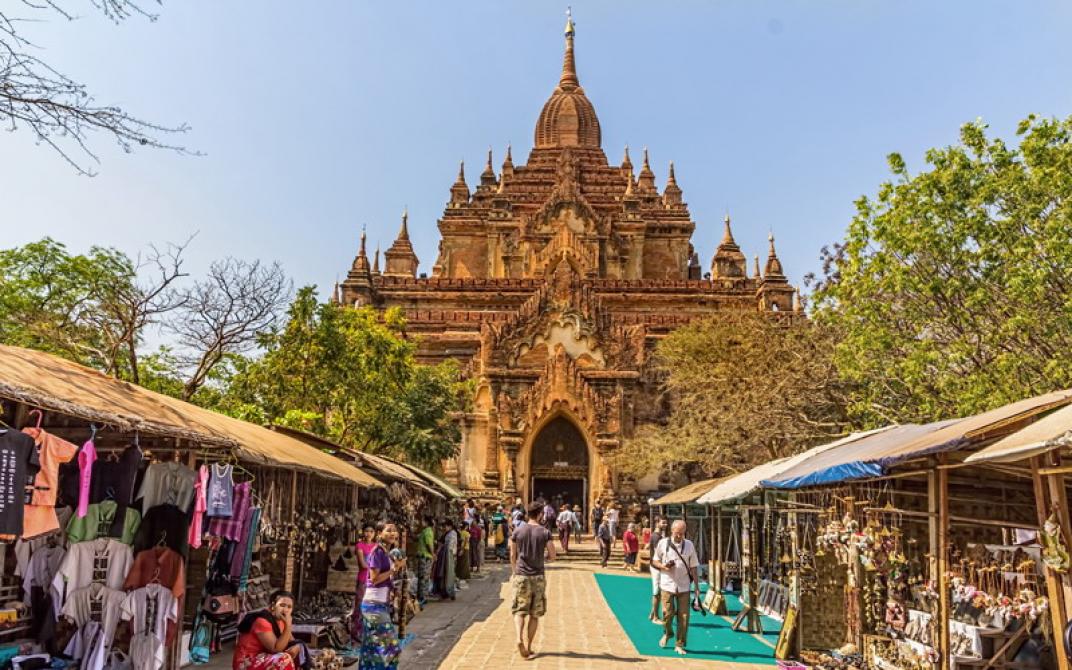 Myanmar, negara yang kaya akan budaya dan keindahan alam, semakin menjadi destinasi favorit wisatawan yang ingin menjelajahi Asia Tenggara. Dengan sejarah yang panjang, kuil-kuil kuno, dan pesona alamnya yang menawan, Myanmar menawarkan pengalaman perjalanan yang berbeda dari negara tetangganya.