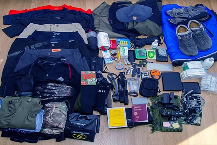 Traveling adalah pengalaman yang menyenangkan dan penuh petualangan, namun agar perjalanan berjalan lancar dan nyaman, ada beberapa barang penting yang wajib dibawa. Memiliki daftar barang yang lengkap dan tepat akan membantu menghindari stres dan memastikan semua kebutuhan selama perjalanan terpenuhi. Berikut adalah beberapa barang yang wajib dibawa saat traveling. Pertama, dokumen penting adalah hal yang paling utama. Pastikan membawa identitas seperti KTP, SIM, paspor (jika perjalanan ke luar negeri), tiket pesawat, reservasi hotel, dan bukti pembayaran lainnya. Sebaiknya, dokumen ini disimpan dalam tempat yang aman dan mudah dijangkau, seperti tas kecil khusus dokumen atau dompet anti RFID. Selain itu, fotokopi dokumen penting ini juga sangat berguna sebagai cadangan jika dokumen asli hilang. Kedua, uang tunai dan kartu pembayaran juga harus dibawa dengan cukup, tergantung kebutuhan dan lokasi destinasi. Uang tunai sangat diperlukan di tempat-tempat yang belum menerima kartu kredit atau debit. Pastikan juga membawa dompet yang aman dan tidak terlalu besar agar tidak mudah hilang. Selanjutnya, pakaian yang sesuai dengan destinasi dan cuaca sangat penting. Bawalah pakaian yang nyaman dan multi-fungsi, seperti kaos, celana panjang, jaket, dan penutup kepala atau topi untuk melindungi dari panas matahari. Jangan lupa membawa pakaian dalam dan alas kaki yang nyaman, terutama jika akan berjalan jauh atau melakukan aktivitas outdoor. Jika perjalanan ke tempat dingin, siapkan juga jaket tebal dan sweater. Peralatan elektronik seperti ponsel, charger, power bank, dan earphone harus dipastikan lengkap. Ponsel sangat penting untuk komunikasi, navigasi, dan hiburan selama perjalanan. Power bank akan sangat membantu saat tidak ada akses listrik, sehingga ponsel tetap bisa digunakan. Jika destinasi memerlukan, bawa juga adaptor listrik yang sesuai dengan standar lokal. Selain itu, perlengkapan mandi dan kebersihan adalah hal penting. Bawalah perlengkapan seperti sabun, sampo, sikat gigi, pasta gigi, hand sanitizer, tisu basah dan kering, serta deodorant. Jika perjalanan cukup lama, pertimbangkan juga membawa perlengkapan perawatan pribadi seperti lotion atau obat-obatan pribadi. Selain barang-barang utama tersebut, ada juga perlengkapan lain yang tidak kalah penting. Misalnya, botol minum yang dapat diisi ulang, camilan sehat untuk mengisi energi di perjalanan, dan tas kecil untuk membawa barang saat berkeliling destinasi. Jika destinasi memiliki risiko gigitan nyamuk, bawa juga obat anti nyamuk atau lotion perlindungan. Terakhir, jangan lupa membawa barang tambahan sesuai kebutuhan pribadi, seperti buku bacaan, kamera, atau perlengkapan hobi. Dengan membawa barang-barang ini, perjalanan akan lebih nyaman, aman, dan menyenangkan. Secara keseluruhan, barang yang wajib dibawa saat traveling tidak hanya sekadar barang fisik, tetapi juga perlengkapan yang mendukung keamanan dan kenyamanan selama perjalanan. Membuat daftar barang sebelum berangkat dan memeriksanya kembali akan membantu memastikan semua kebutuhan tercukupi, sehingga perjalanan menjadi pengalaman yang berkesan dan bebas stres.